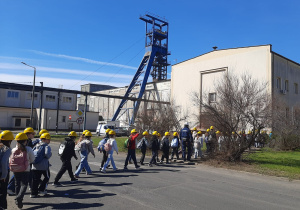 Uczniowie podczas zwiedzania kopalni