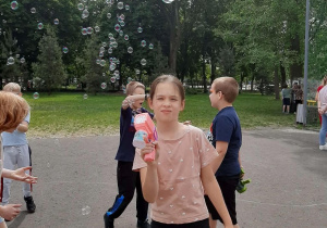 Uczniowie podczas zabaw z okazji Dnia Dziecka