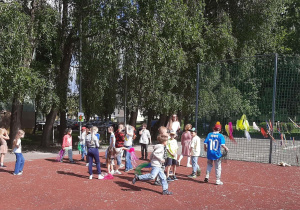 Uczniowie podczas zabaw z okazji Dnia Dziecka