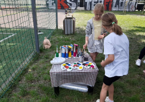 Uczniowie podczas zabaw z okazji Dnia Dziecka