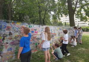 Uczniowie podczas zabaw z okazji Dnia Dziecka