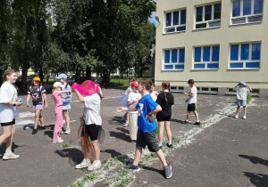 Uczniowie podczas zabaw z okazji Dnia Dziecka