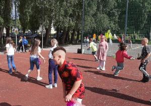 Uczniowie podczas zabaw z okazji Dnia Dziecka