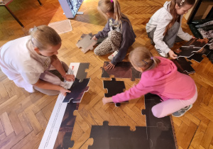 Uczniowie klasy 4B podczas warsztatów „Tropiciele Wolności” w Muzeum Tradycji Niepodległościowych w Łodzi.
