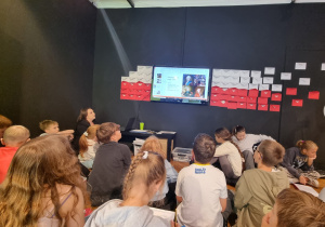 Uczniowie klasy 4B podczas warsztatów „Tropiciele Wolności” w Muzeum Tradycji Niepodległościowych w Łodzi.