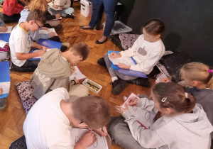 Uczniowie klasy 4B podczas warsztatów „Tropiciele Wolności” w Muzeum Tradycji Niepodległościowych w Łodzi.