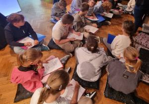 Uczniowie klasy 4B podczas warsztatów „Tropiciele Wolności” w Muzeum Tradycji Niepodległościowych w Łodzi.