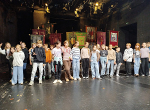 Uczniowie klasy 5a zwiedzają kulisy Teatru Nowego