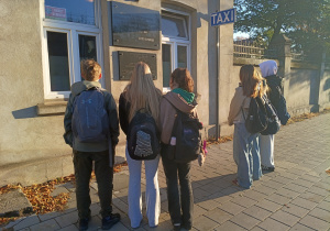 Uczniowie, którzy właczyli się w akcję „Zapal znicz pamięci”