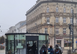Uczniowie podczas questu Ucieczka z Placu Wolności.