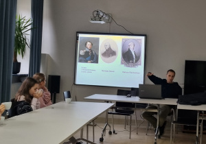 Uczniowie podczas warsztatów w Szkolnym Schronisku Młodzieżowym.