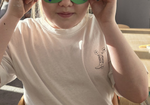 Uczennica prezentująca swoją maskę