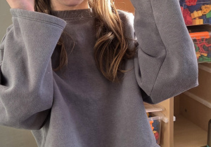 Uczennica prezentująca swoją maskę