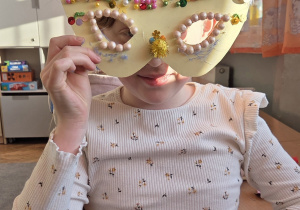 Uczennica prezentująca swoją maskę