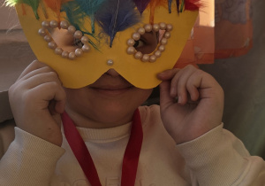 Uczennica prezentująca swoją maskę