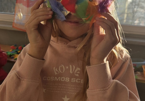 Uczennica prezentująca swoją maskę