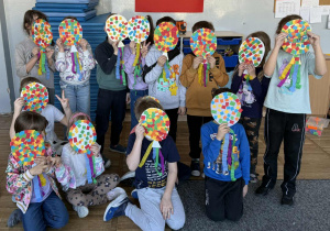 Uczniowie prezentujący swoje prace