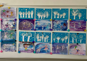 Prace uczniow zawieszone na tablicy w czterech rzędach,