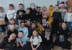 Uczniowie z klasy 1a w kocich przebraniach