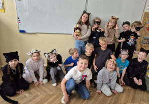 Uczniowie z klasy 2b w kocich przebraniach