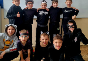 Uczniowie z klasy 2c w kocich przebraniach
