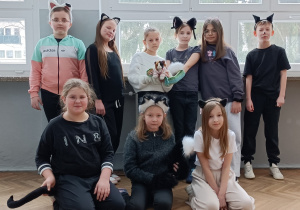 Uczniowie z klasy 3a w kocich przebraniach