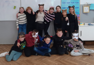 Uczniowie z klasy 3b w kocich przebraniach