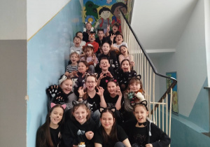 Uczniowie z klasy 3c w kocich przebraniach