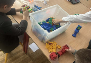 Uczniowie podczas zajęć