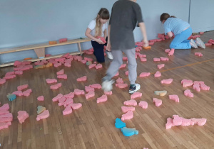 Uczniowie podczas kreatywnych zabaw z gąbkami.