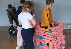 Uczniowie podczas kreatywnych zabaw z gąbkami.