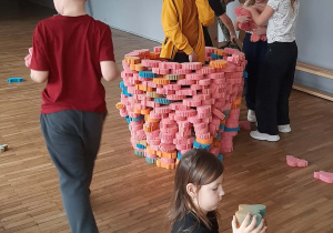 Uczniowie podczas kreatywnych zabaw z gąbkami.