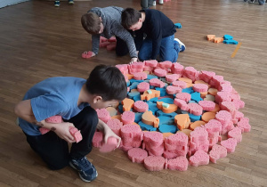 Uczniowie podczas kreatywnych zabaw z gąbkami.