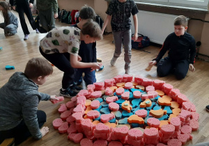 Uczniowie podczas kreatywnych zabaw z gąbkami.