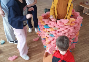 Uczniowie podczas kreatywnych zabaw z gąbkami.