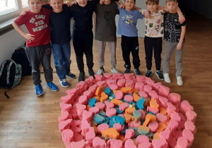 Uczniowie podczas kreatywnych zabaw z gąbkami.