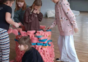 Uczniowie podczas kreatywnych zabaw z gąbkami.