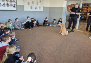 Uczniowie podczas zajęć profilaktycznych