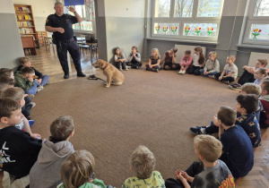 Uczniowie podczas zajęć profilaktycznych