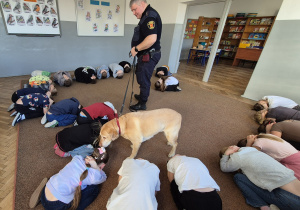 Uczniowie podczas zajęć profilaktycznych