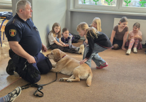 Uczniowie podczas zajęć profilaktycznych