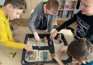 Uczniowie uczestniczący w Małym Kółku Plastycznym