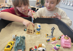 Uczennice uczestniczące w Małym Kółku Plastycznym