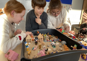 Uczniowie uczestniczący w Małym Kółku Plastycznym