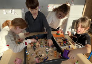 Uczniowie uczestniczący w Małym Kółku Plastycznym