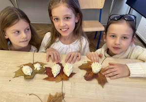 Uczennice uczestniczący w Małym Kółku Plastycznym