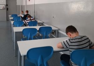 Uczniowie podczas szkolnego etapu konkursu I Ty możesz zostać Omnibusem.