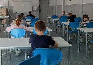 Uczniowie podczas szkolnego etapu konkursu I Ty możesz zostać Omnibusem.