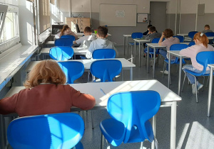 Uczniowie podczas szkolnego etapu konkursu I Ty możesz zostać Omnibusem.