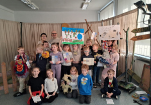 Uczniowie klasy 1c z aktorami na wspólnym zdjęciu pamiątkowym